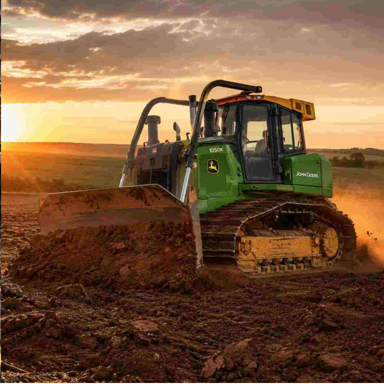 Bulldozer John Deere al atardecer